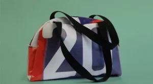 Sac de sport recycl&eacute; : confection &agrave; partir de kak&eacute;monos publicitaires Made in France