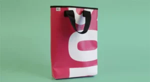 totebag ecolo fabriqu&eacute; &agrave; partir du recyclage de b&acirc;ches publicitaires usag&eacute;es