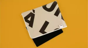 Housse pour tablette en b&acirc;che publicitaire recycl&eacute;e sur fond jaune.