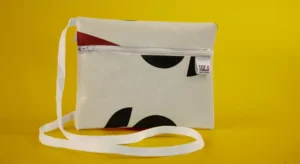 Sacoche blanche en b&acirc;che recycl&eacute;e, design minimaliste, fond jaune.