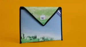 Housse pour iPad en b&acirc;ches recycl&eacute;es sur fond jaune.